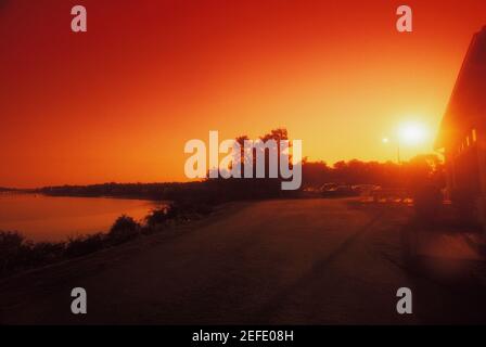 Panoramablick auf einen Sonnenuntergang über einem See, Cape Cod, Massachusetts, USA Stockfoto
