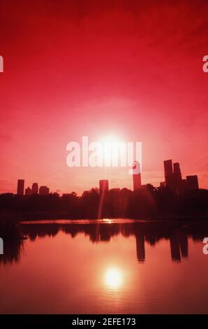 Silhouette von Gebäuden an der Uferpromenade, Singapur Stockfoto