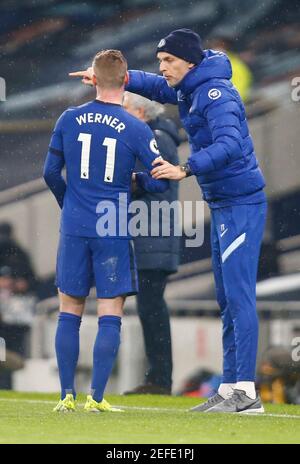 LONDON, ENGLAND - FEBRUAR 04: Chelsea-Manager Thomas Tuchel spricht Chelsea-Timo Werner während der Premiership zwischen Tottenham Hotspur und Chel Stockfoto