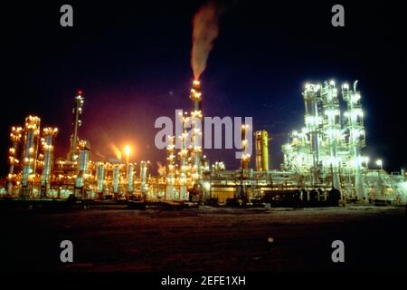 Petrochemische Anlage beleuchtet in der Nacht, Salvador, Brasilien Stockfoto