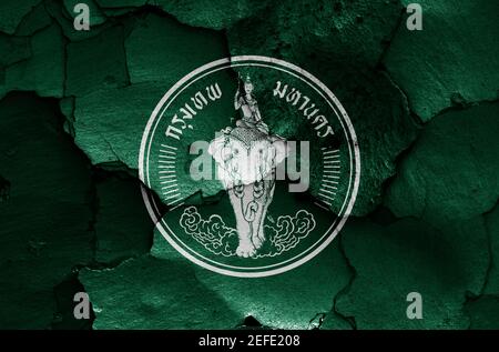 Flagge von Bangkok auf rissige Wand gemalt Stockfoto