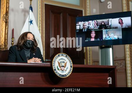 Vice President Kamala Harris nimmt an einem virtuellen Treffen mit Kleinunternehmern am Freitag, 22. Januar 2021, im Cordell Hull Room des Eisenhower Executive Office Building im Weißen Haus Teil. Stockfoto