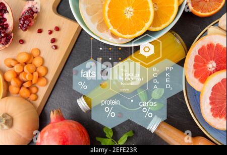 Glasflaschen mit Frucht- und Gemüsesäften Stockfoto