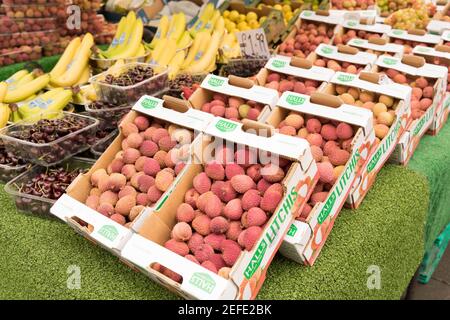 Litchi in Boxen zum Verkauf auf Marktstand, London Stockfoto