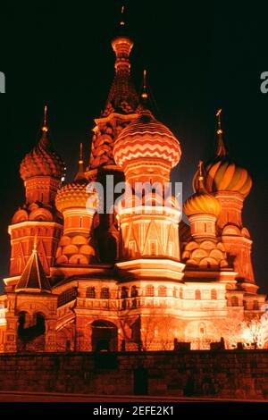 Low-Winkel-Ansicht einer Kathedrale beleuchtet in der Nacht, St. BasilÅ½s Kathedrale, Roten Platz, Moskau, Russland Stockfoto