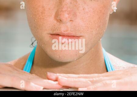 Nahaufnahme einer jungen Frau in einem Schwimmbad mit Ihre Augen schlossen sich Stockfoto