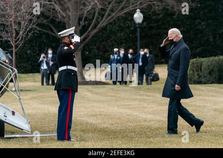 Präsident Joe Biden begrüßt eine US-Marine, während er sich darauf vorbereitet, am Freitag, den 29. Januar 2021, auf dem South Lawn des Weißen Hauses an Bord von Marine One zu gehen, bevor er zum Walter Reed National Military Medical Center in Bethesda, Maryland, abreist. Stockfoto