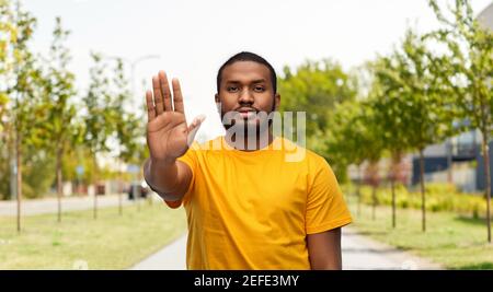 afroamerikanischer Mann mit Stop-Geste im Freien Stockfoto