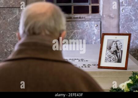 König Albert II. Vor einem Bild von König Baudouin und Königin Fabiola von Belgien auf ihren Gräbern gesehen, bei einem Besuch in der Königlichen Krypta in der chur Stockfoto