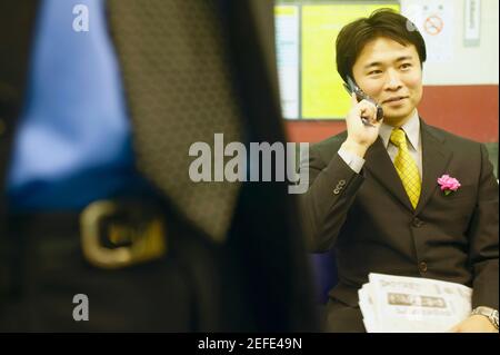 Geschäftsmann im Gespräch auf einem Mobiltelefon sitzen Stockfoto