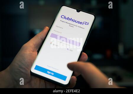 Clubhouse-Anwendungsansicht auf dem Smartphone-Display. 17. Februar 2021, Barnaul Russland Stockfoto