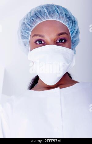 Porträt eines weiblichen Chirurgen einen Mundschutz tragen Stockfoto