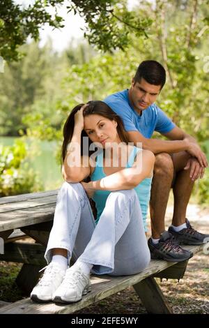 Porträt einer jungen Frau mit einem mittleren erwachsenen Mann Sie angeschaut Stockfoto