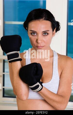 Porträt einer jungen Frau mit Boxhandschuhe Stockfoto
