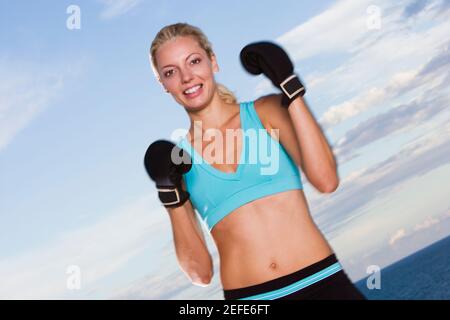 Porträt einer jungen Frau mit Boxhandschuhe Stockfoto