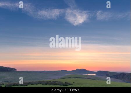 Dawn bricht über Hotbank Crags, Highshield Crags und Crag Lough, Hadrian's Wall, Northumberland, Großbritannien Stockfoto
