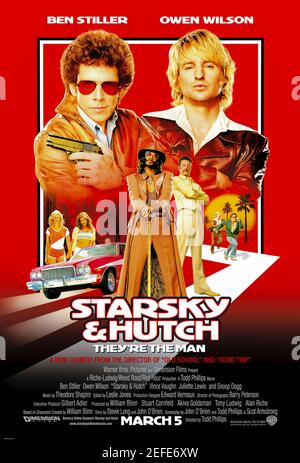 Starsky & Hutch (2004) Regie: Todd Phillips mit Ben Stiller, Owen Wilson und Snoop Dogg. Die beliebte TV-Serie trifft auf die große Leinwand, 2 Straßenkolben büsten Kriminelle in ihrem rot-weißen Ford Gran Torino, mit Hilfe eines Polizeischnitches namens "Huggy Bear". Stockfoto