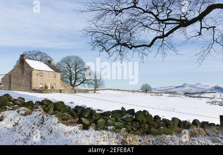 Der Blick nach Westen entlang der Hadrianmauer, von Cockmount Hill aus gesehen - Northumberland, UK Stockfoto