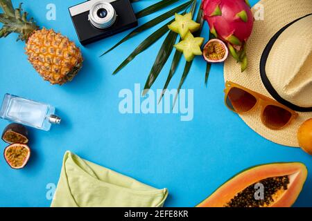 Sonnenbrille, Hut, Kamera, Obst und Kleidung Stockfoto