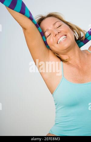 Nahaufnahme einer reifen Frau mit einem lächelnden Schal Stockfoto