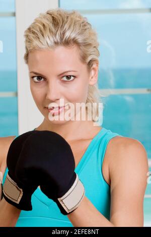 Porträt einer jungen Frau mit Boxhandschuhe Stockfoto