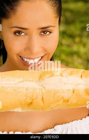 Porträt einer jungen Frau mit einem Laib Brot Stockfoto
