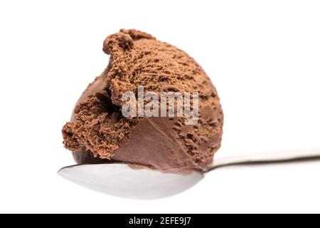 Eine Kugel Schokoladeneis auf einem Löffel Stockfoto