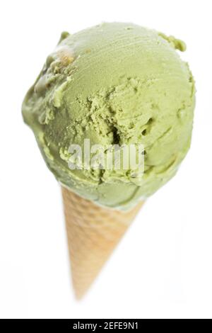 Ein Eiskegel mit Pistazien-Eis aus Vogels Augenansicht Stockfoto