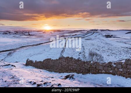 Der Blick aus der Nähe von Caw Gap und Bogle Hole, Blick auf Cawfield Crags bei Sonnenuntergang - Hadrian's Wall, Northumberland, Großbritannien Stockfoto