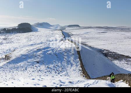 Blick nach Westen in Richtung Housesteads Roman Fort von Clew Hill, Hadrian's Wall, Northumberland, Großbritannien Stockfoto