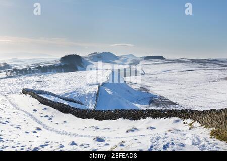 Blick nach Westen in Richtung Housesteads Roman Fort von Clew Hill, Hadrian's Wall, Northumberland, Großbritannien Stockfoto