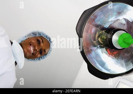 Porträt eines weiblichen Chirurgen lächelnd Stockfoto
