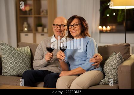 gerne älteres Paar mit Gläser Rotwein Stockfoto