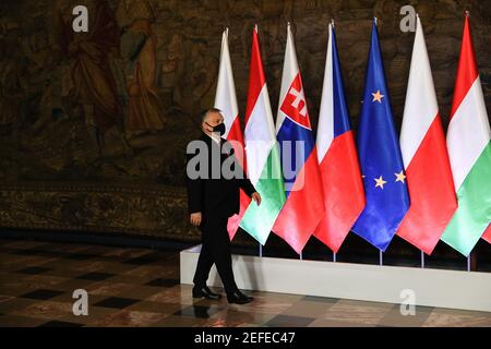 Krakau, Polen. Februar 2021, 17th. Der ungarische Ministerpräsident Victor Orban beim offiziellen Beginn des 30th. Jahrestages des Gipfels V4. Gipfeltreffen der Regierungschefs der Visegrad-Gruppe (V4) anlässlich des 30th. Jahrestages der Visegrad-Zusammenarbeit. Gastgeber des diplomatischen Gipfels sind die Polen, die bis Juni 2021 den Vorsitz der Gruppe führen werden. Kredit: SOPA Images Limited/Alamy Live Nachrichten Stockfoto