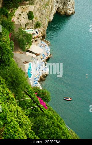 Hochwinkelansicht eines auf dem Wasser schwimmenden Bootes, Costiera Amalfitana, Salerno, Kampanien, Italien Stockfoto