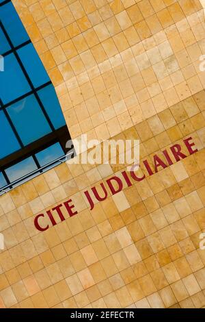 Text über ein Gebäude, Cite Judiciaire, Le Mans, Frankreich Stockfoto