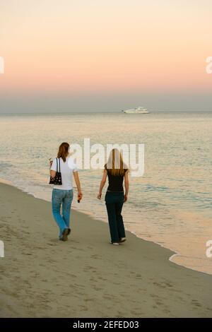 Rückansicht der zwei Frauen am Strand Stockfoto