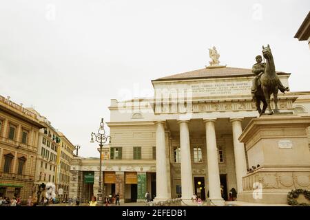 Statue von Giuseppe Garibaldi vor einem Theater, Piazza De Ferrari, Teatro Carlo Felice, Genua, Italien Stockfoto