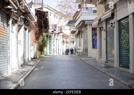 Griechenland, Athens historisches Zentrum. Februar 11, 2021. Plaka traditionelle Gebäude und Straßen, geschlossene Geschäfte, Covid 19, Coronavirus Pandemiesperre. Qua Stockfoto