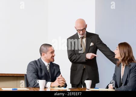 Geschäftsleute, die in einen Sitzungssaal zu erörtern Stockfoto