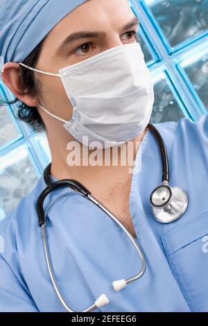 Nahaufnahme eines männlichen Chirurgen, der eine chirurgische Maske trägt Stockfoto