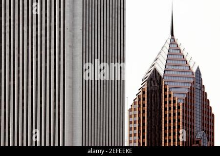 Nahaufnahme von zwei Gebäuden in einer Stadt, Aon Center, Prudential Plaza Tower, Chicago, Illinois, USA Stockfoto