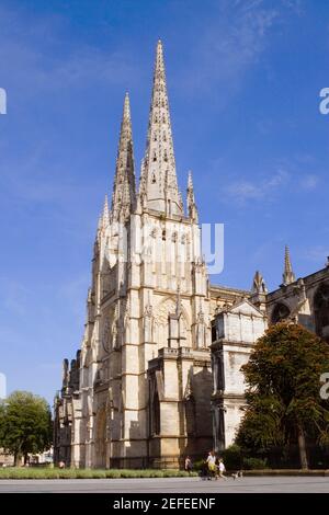 Niedriger Winkel Ansicht einer Kirche, St. Andre Kathedrale, Bordeaux, Aquitanien, Frankreich Stockfoto