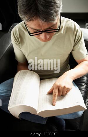 Blick auf einen reifen Mann, der ein Buch liest Stockfoto