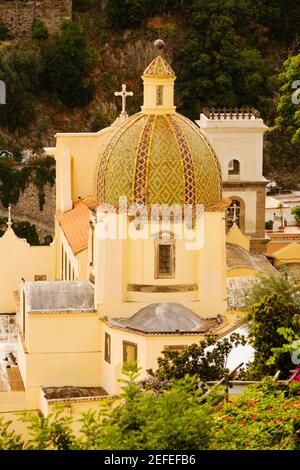 Vogelperspektive Blick auf eine Kirche in einer Stadt, Chiesa di Santa Maria Assunta, Positano, Amalfi-Küste, Salerno, Kampanien, Italien Stockfoto