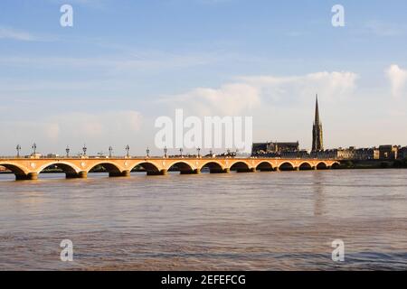 Bogenbrücke über einen Fluss, Pont De Pierre, Basilika St. Michel, Fluss Garonne, Bordeaux, Aquitaine, Frankreich Stockfoto