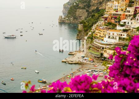 Blick auf eine Stadt am Meer, Spiaggia Grande, Positano, Amalfiküste, Salerno, Kampanien, Italien Stockfoto
