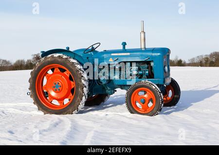 Fordson Super Major Vintage Traktor im Winterschnee Stockfoto