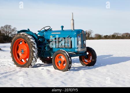 Fordson Super Major Vintage Traktor im Winterschnee Stockfoto