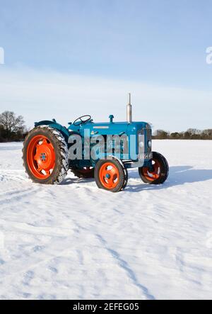 Fordson Super Major Vintage Traktor im Winterschnee Stockfoto